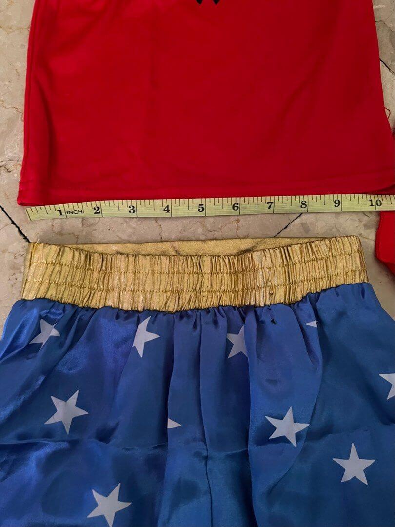 Ensemble 4 pièces pour filles : T-shirt, jupe, bandeau et cape Wonder Woman