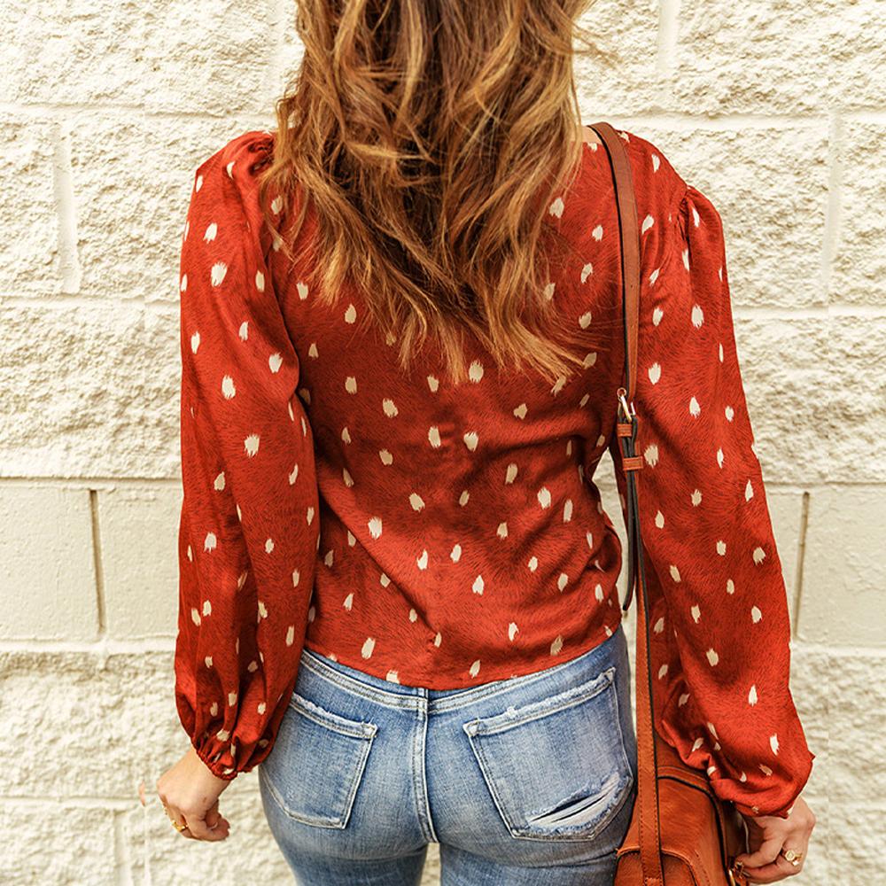 Blusa cruzada con manga farol y estampado de lunares