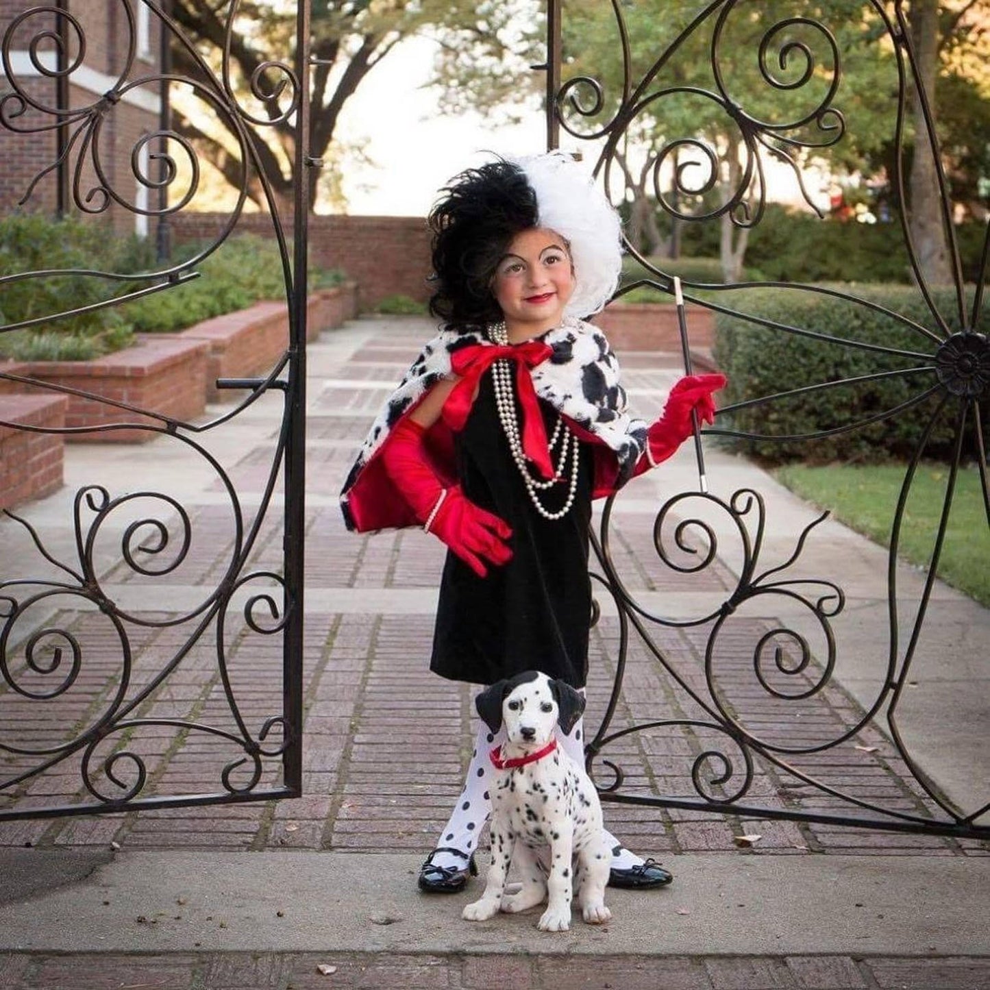 Robe de Cosplay Cruella Deville avec Gants et Cape Ensemble Complet Déguisement d'Halloween les 101 Dalmatiens