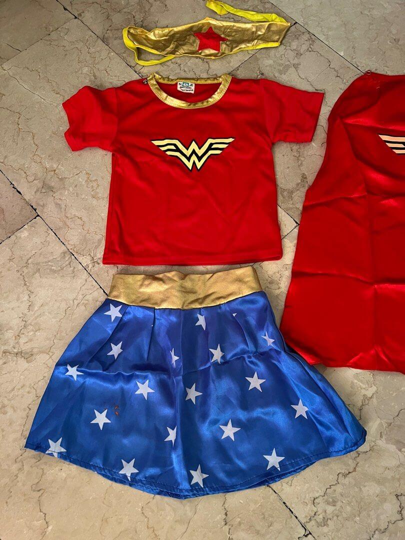 Ensemble 4 pièces pour filles : T-shirt, jupe, bandeau et cape Wonder Woman