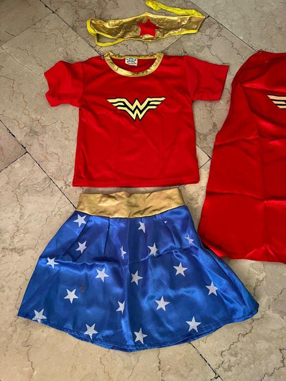 Ensemble 4 pièces pour filles : T-shirt, jupe, bandeau et cape Wonder Woman