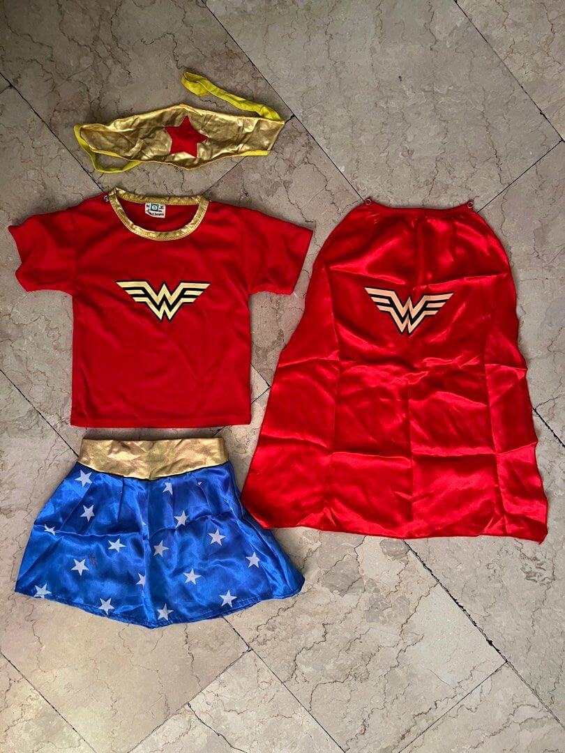 Ensemble 4 pièces pour filles : T-shirt, jupe, bandeau et cape Wonder Woman