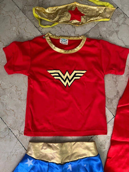 Ensemble 4 pièces pour filles : T-shirt, jupe, bandeau et cape Wonder Woman