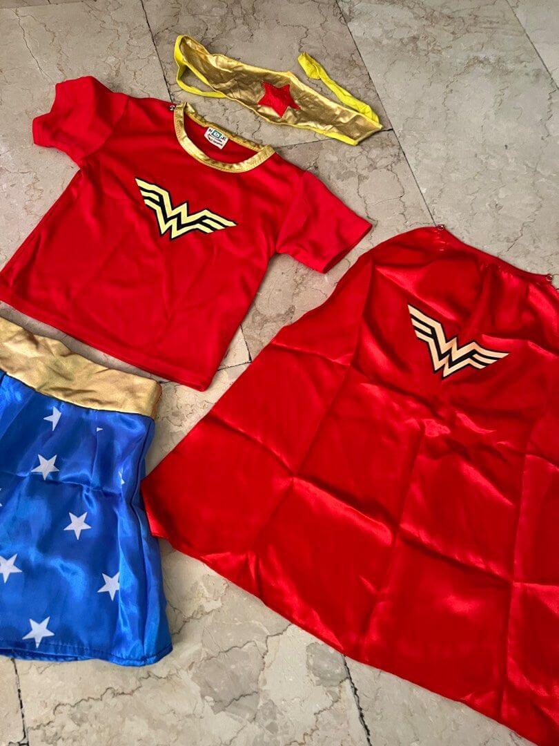 Ensemble 4 pièces pour filles : T-shirt, jupe, bandeau et cape Wonder Woman