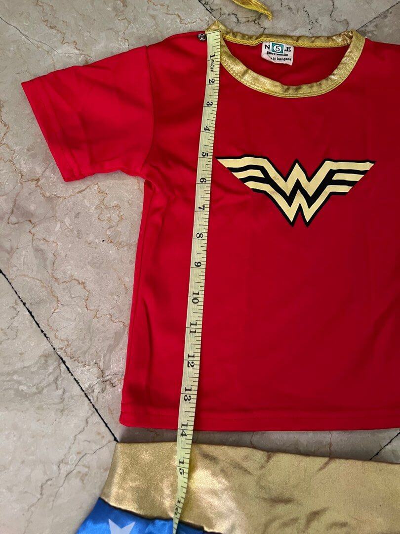 Ensemble 4 pièces pour filles : T-shirt, jupe, bandeau et cape Wonder Woman