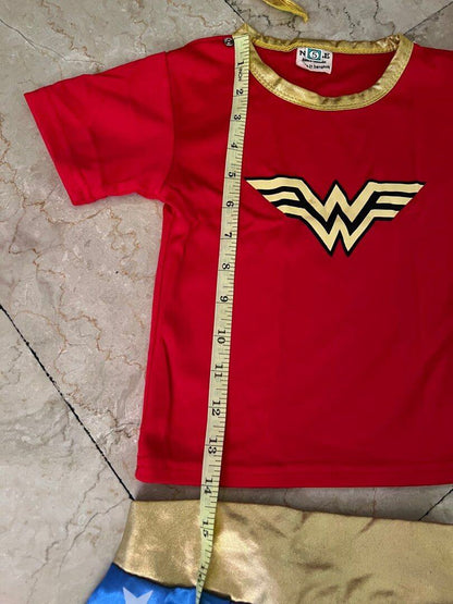 Ensemble 4 pièces pour filles : T-shirt, jupe, bandeau et cape Wonder Woman