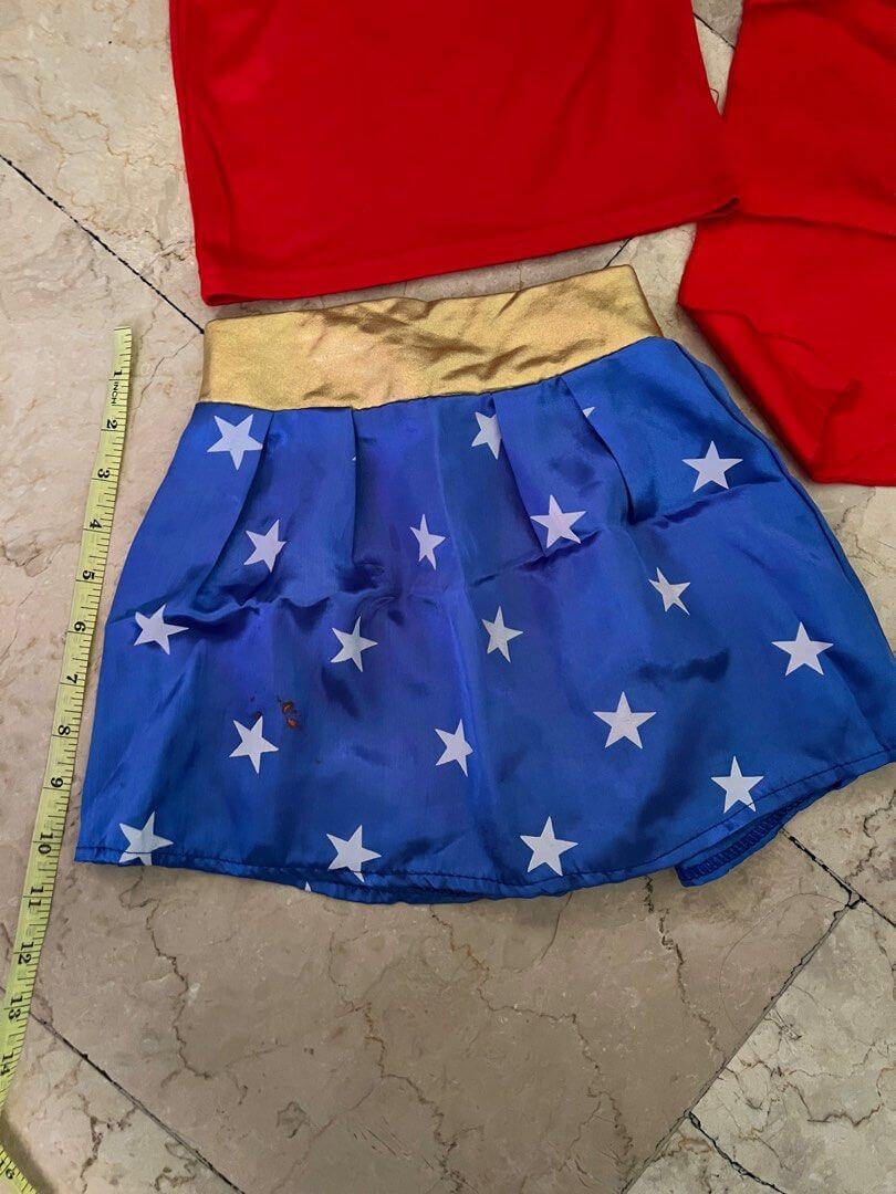 Ensemble 4 pièces pour filles : T-shirt, jupe, bandeau et cape Wonder Woman