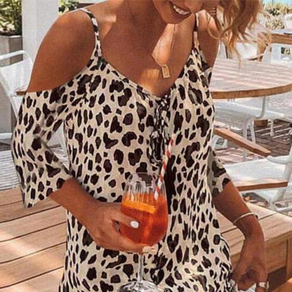 Vestido con tirantes finos, estampado de leopardo, hombros descubiertos y bajo con volantes