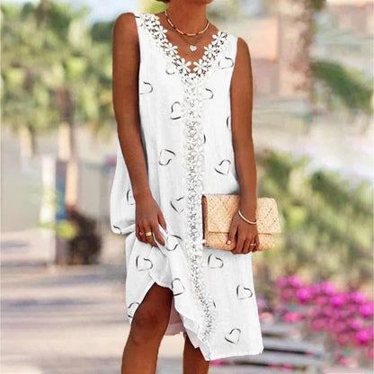 Vestido de tirantes con cuello de pico, de encaje guipur en contraste liso y estampado de corazones