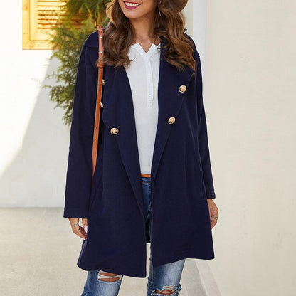 Manteau trench bleu marine à col revers, double boutonnage, poches obliques et épaules tombantes