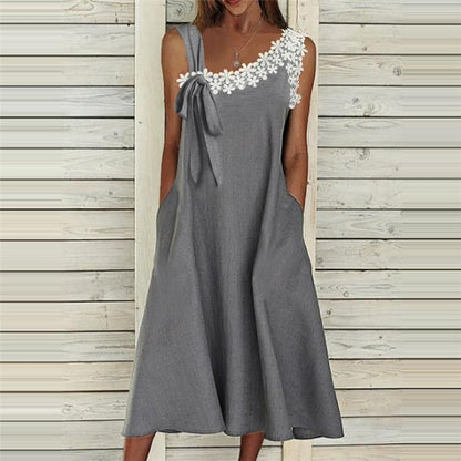 Vestido sin mangas de encaje guipur gris con apliques y cuello asimétrico