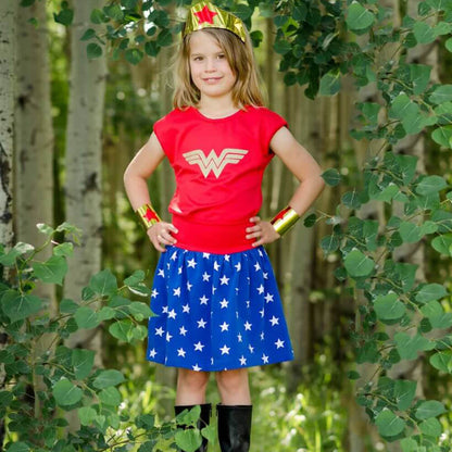 Ensemble 4 pièces pour filles : T-shirt, jupe, bandeau et cape Wonder Woman